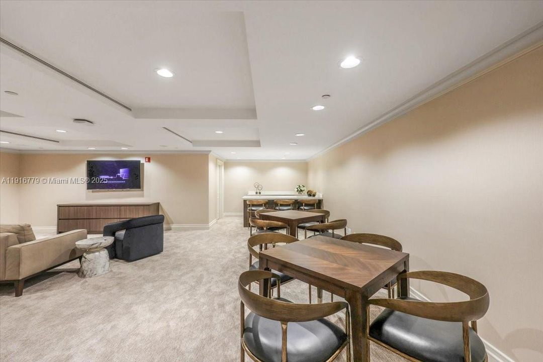 合同活跃: $2,200,000 (4 贝兹, 4 浴室, 2960 平方英尺)