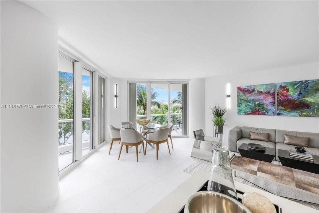 合同活跃: $2,200,000 (4 贝兹, 4 浴室, 2960 平方英尺)