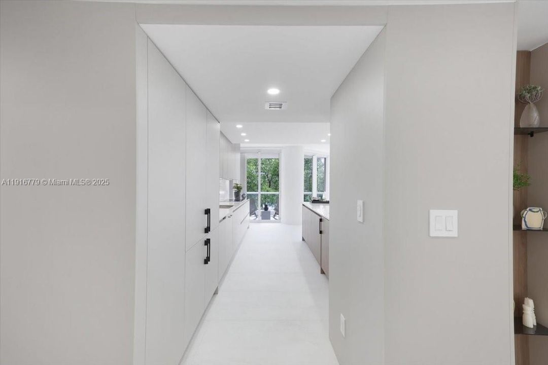 合同活跃: $2,200,000 (4 贝兹, 4 浴室, 2960 平方英尺)