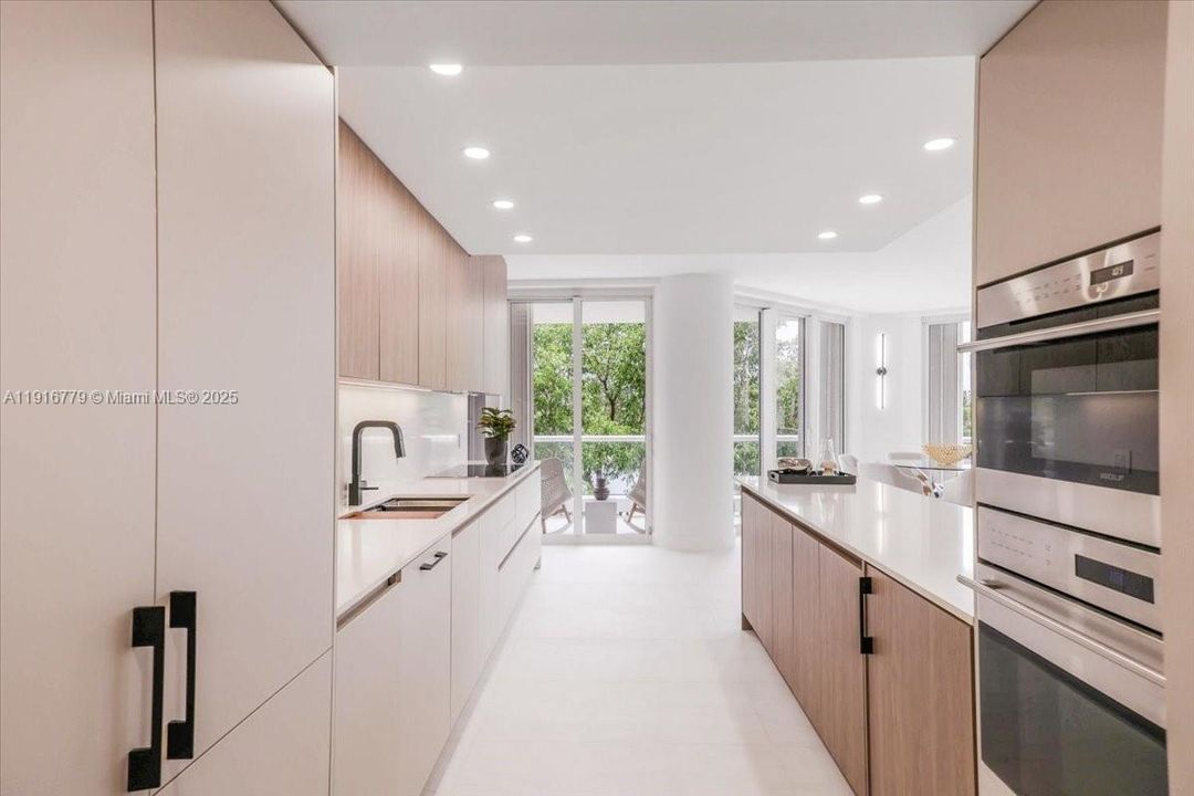 合同活跃: $2,200,000 (4 贝兹, 4 浴室, 2960 平方英尺)