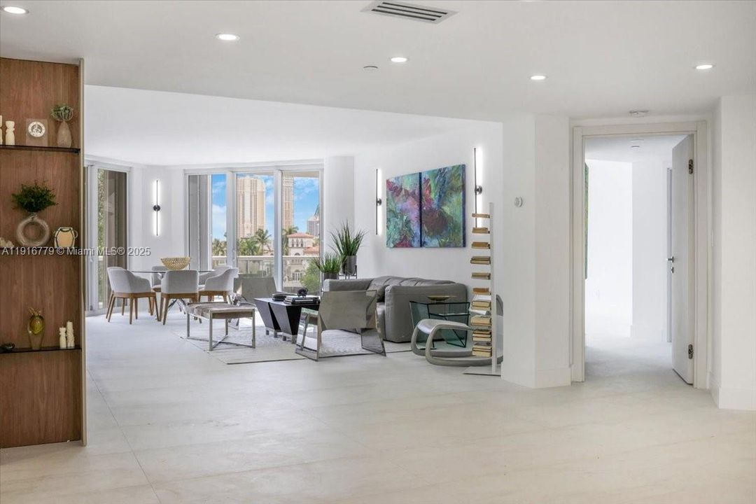 合同活跃: $2,200,000 (4 贝兹, 4 浴室, 2960 平方英尺)