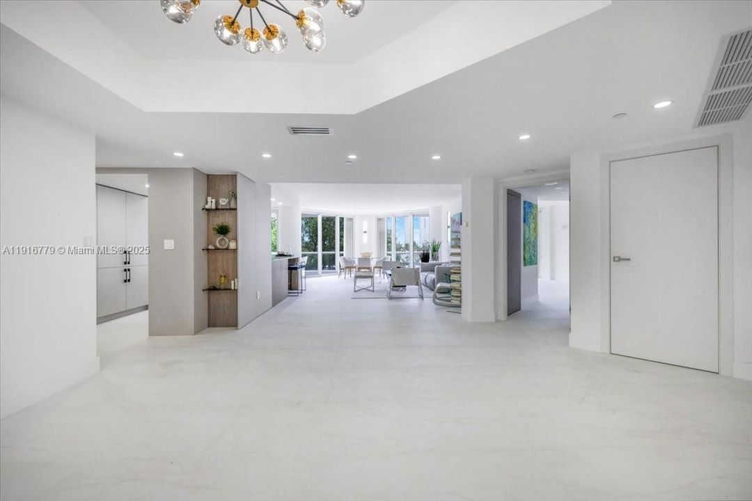 合同活跃: $2,200,000 (4 贝兹, 4 浴室, 2960 平方英尺)