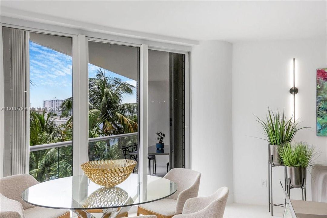 合同活跃: $2,200,000 (4 贝兹, 4 浴室, 2960 平方英尺)