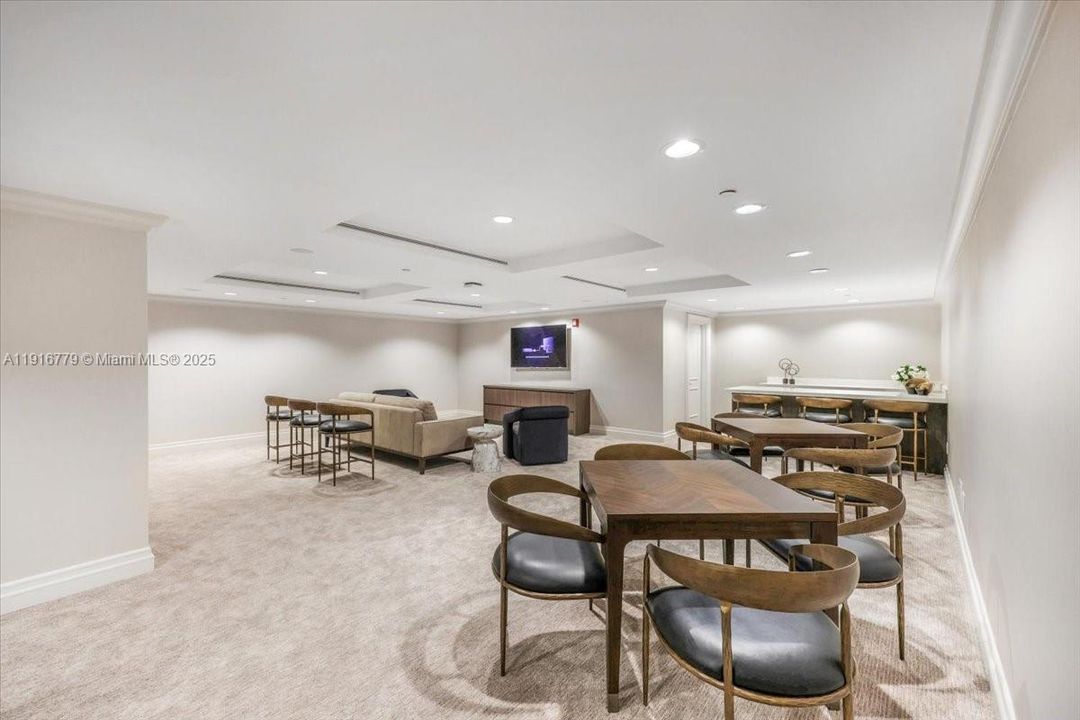 合同活跃: $2,200,000 (4 贝兹, 4 浴室, 2960 平方英尺)