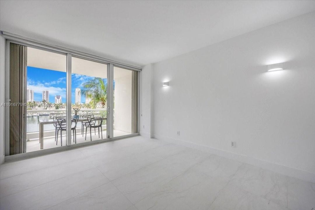 合同活跃: $2,200,000 (4 贝兹, 4 浴室, 2960 平方英尺)