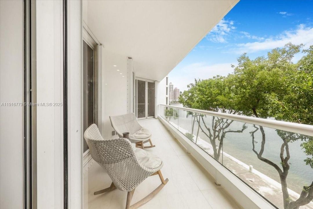 合同活跃: $2,200,000 (4 贝兹, 4 浴室, 2960 平方英尺)