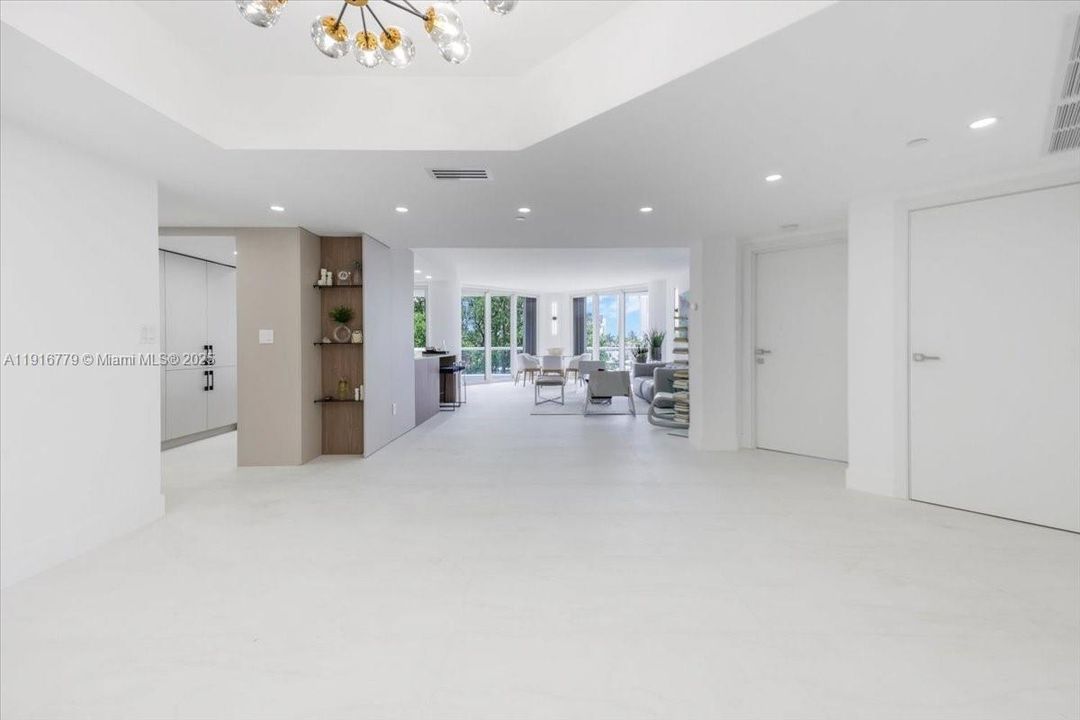 合同活跃: $2,200,000 (4 贝兹, 4 浴室, 2960 平方英尺)