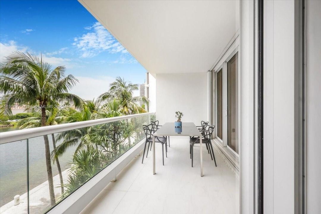 合同活跃: $2,200,000 (4 贝兹, 4 浴室, 2960 平方英尺)