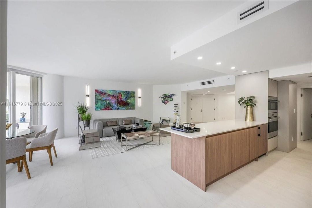 合同活跃: $2,200,000 (4 贝兹, 4 浴室, 2960 平方英尺)