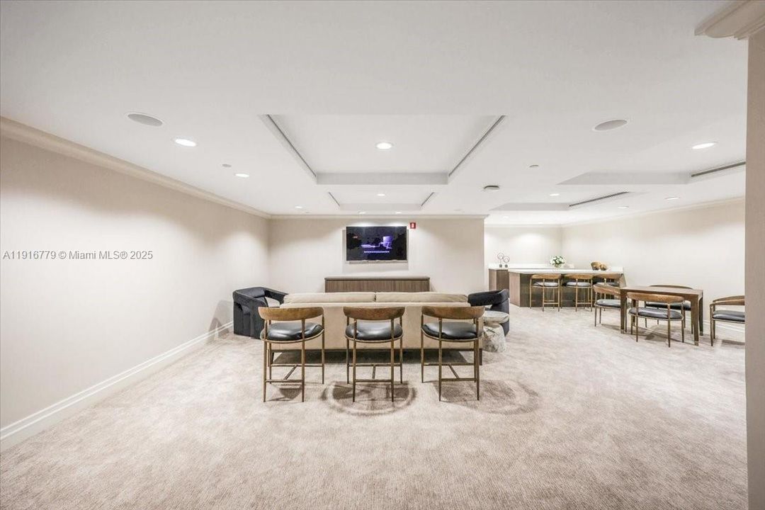 合同活跃: $2,200,000 (4 贝兹, 4 浴室, 2960 平方英尺)