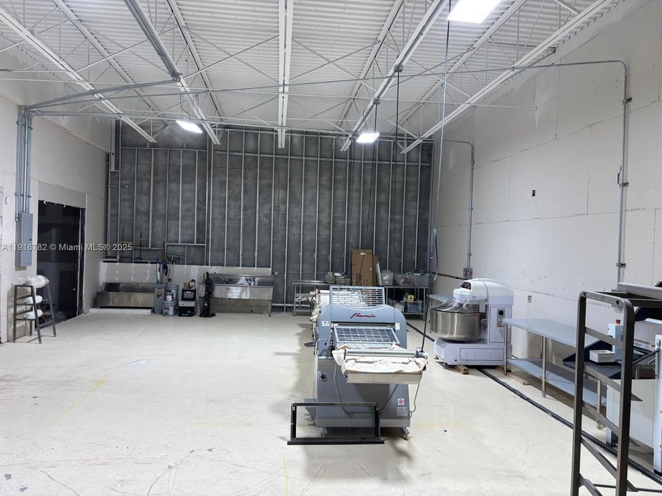 出租: $7,400 (0 贝兹, 0 浴室, 0 平方英尺)