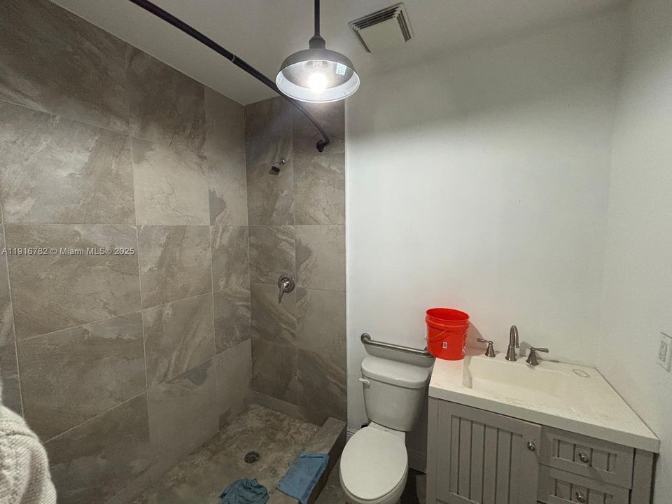 出租: $7,400 (0 贝兹, 0 浴室, 0 平方英尺)