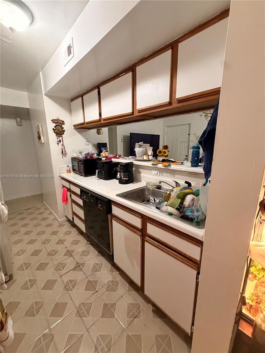 For Rent: $2,025 (2 beds, 1 baths, 1019 Square Feet)