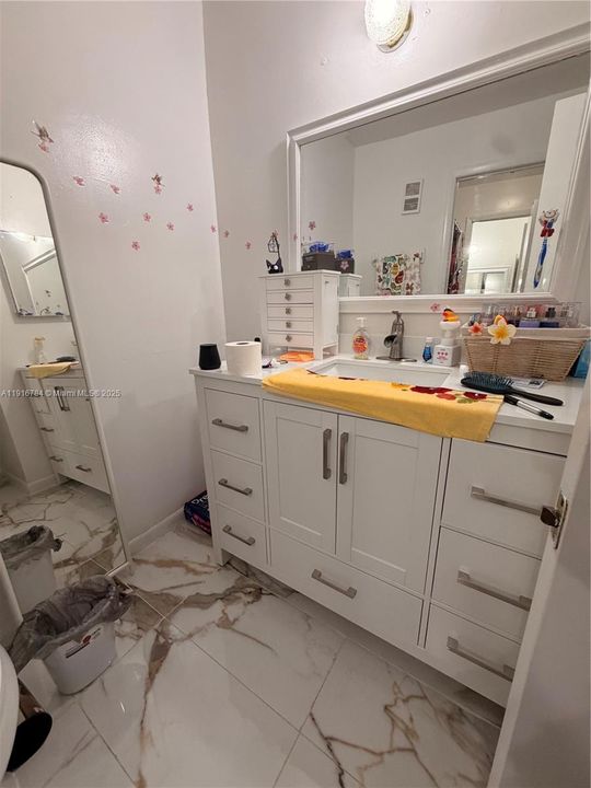 For Rent: $2,025 (2 beds, 1 baths, 1019 Square Feet)