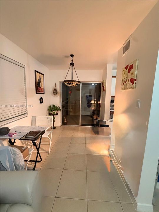 For Rent: $2,025 (2 beds, 1 baths, 1019 Square Feet)