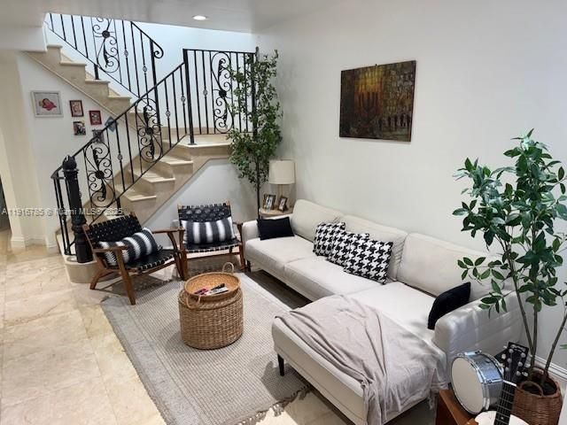 出租: $9,500 (5 贝兹, 4 浴室, 2770 平方英尺)