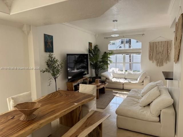 出租: $9,500 (5 贝兹, 4 浴室, 2770 平方英尺)