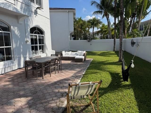 出租: $9,500 (5 贝兹, 4 浴室, 2770 平方英尺)