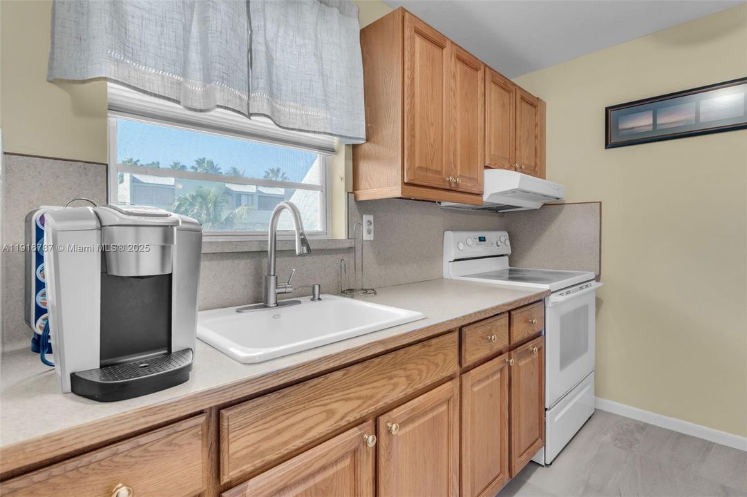 For Sale: $460,000 (2 beds, 1 baths, 981 Square Feet)