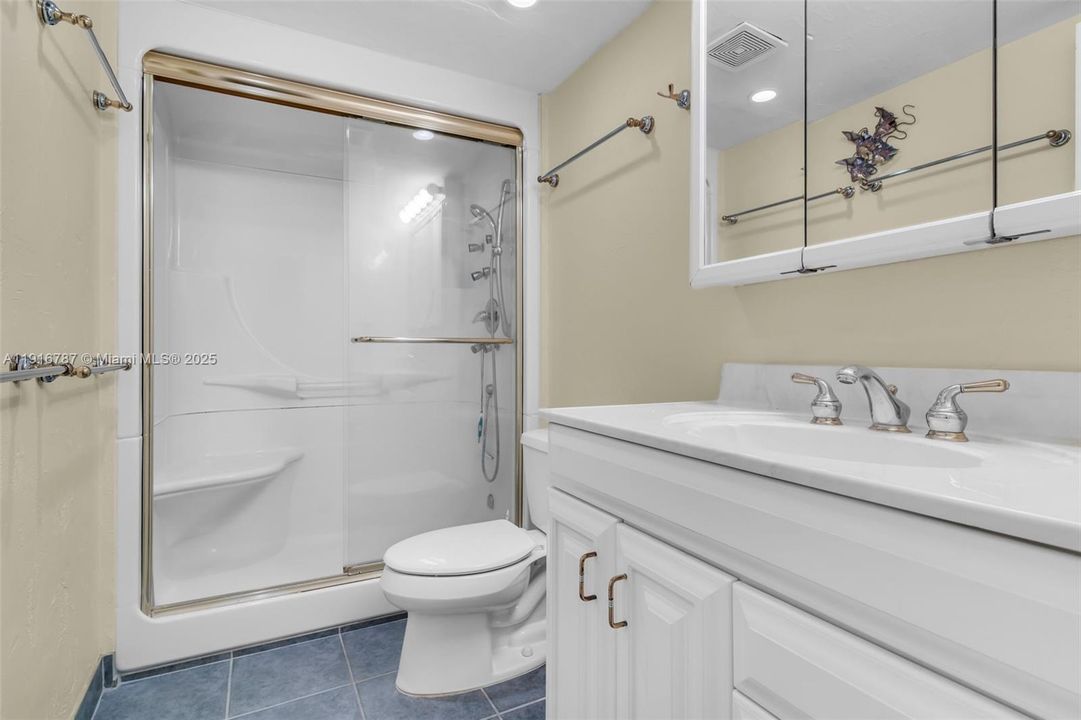 For Sale: $460,000 (2 beds, 1 baths, 981 Square Feet)