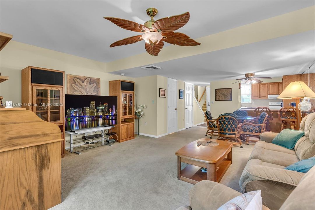 For Sale: $460,000 (2 beds, 1 baths, 981 Square Feet)