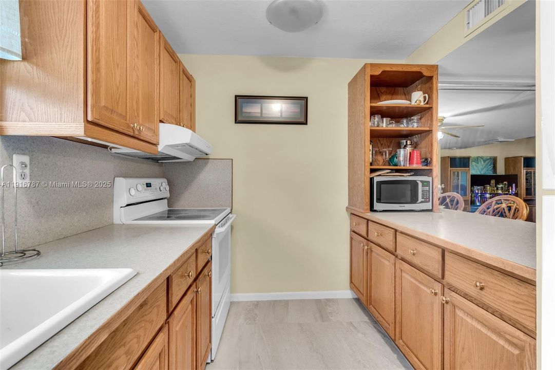 For Sale: $460,000 (2 beds, 1 baths, 981 Square Feet)