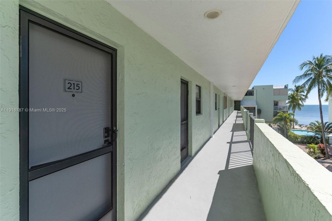 For Sale: $460,000 (2 beds, 1 baths, 981 Square Feet)