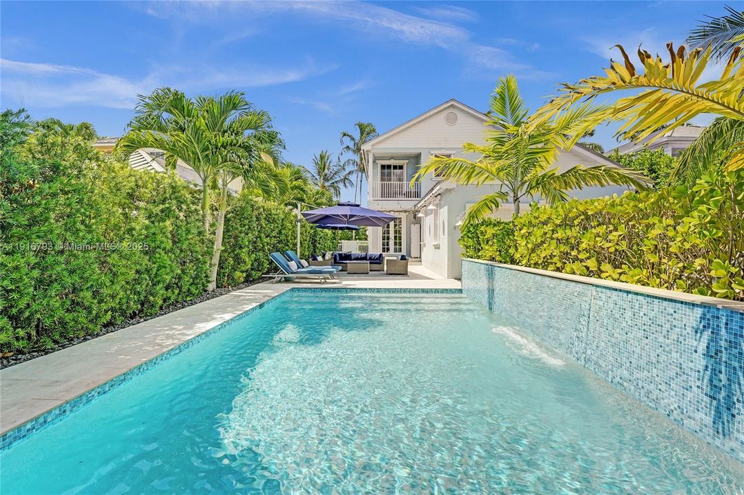 En Venta: $1,650,000 (4 camas, 3 baños, 2700 Pies cuadrados)