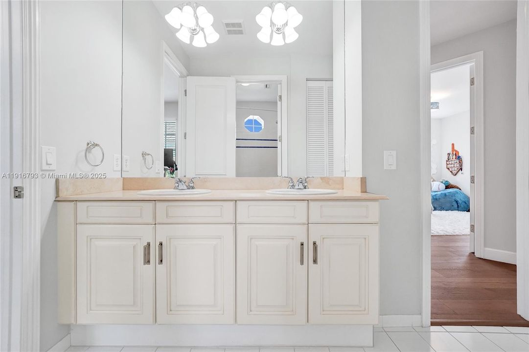 En Venta: $1,650,000 (4 camas, 3 baños, 2700 Pies cuadrados)