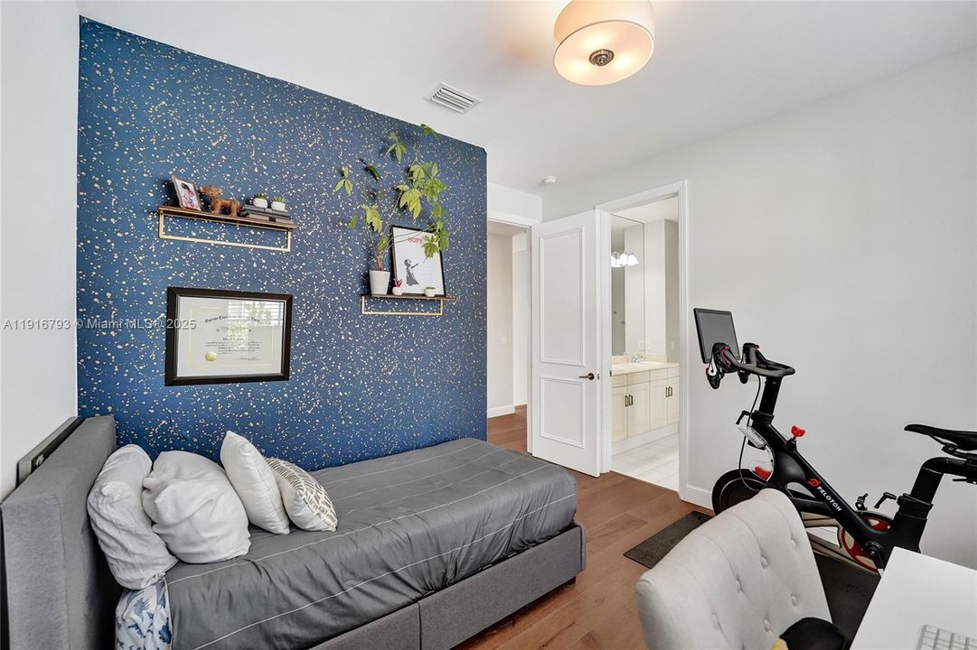 En Venta: $1,650,000 (4 camas, 3 baños, 2700 Pies cuadrados)