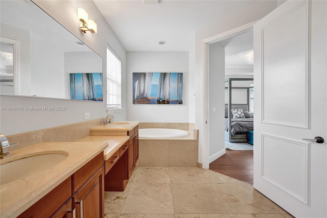 En Venta: $1,650,000 (4 camas, 3 baños, 2700 Pies cuadrados)