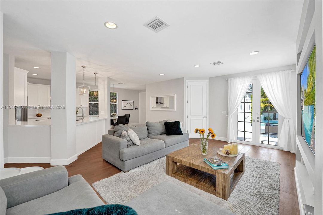 En Venta: $1,650,000 (4 camas, 3 baños, 2700 Pies cuadrados)