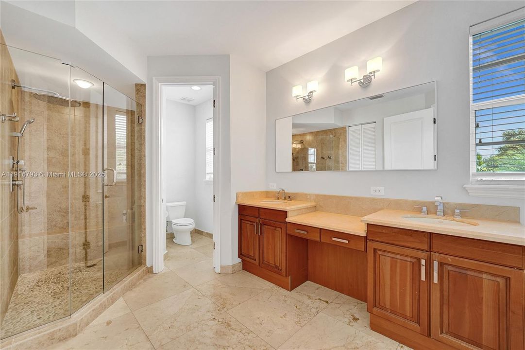 En Venta: $1,650,000 (4 camas, 3 baños, 2700 Pies cuadrados)