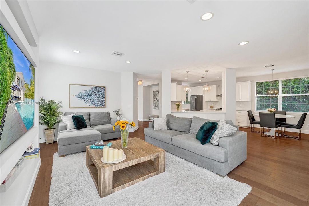 En Venta: $1,650,000 (4 camas, 3 baños, 2700 Pies cuadrados)