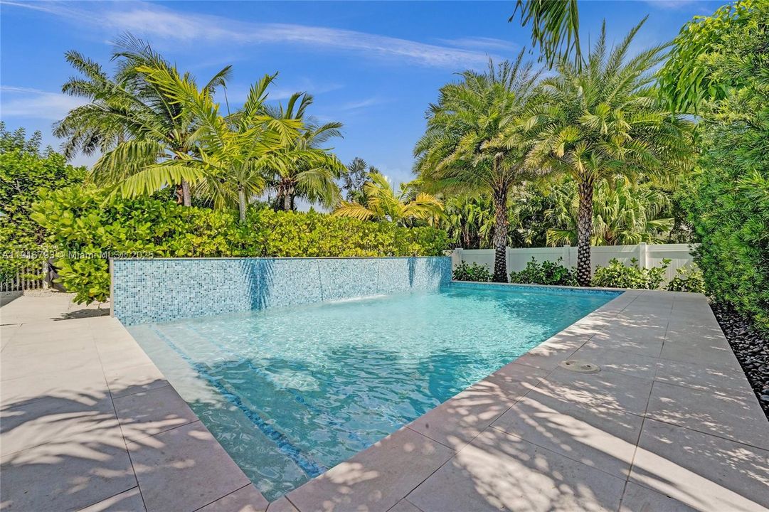 En Venta: $1,650,000 (4 camas, 3 baños, 2700 Pies cuadrados)