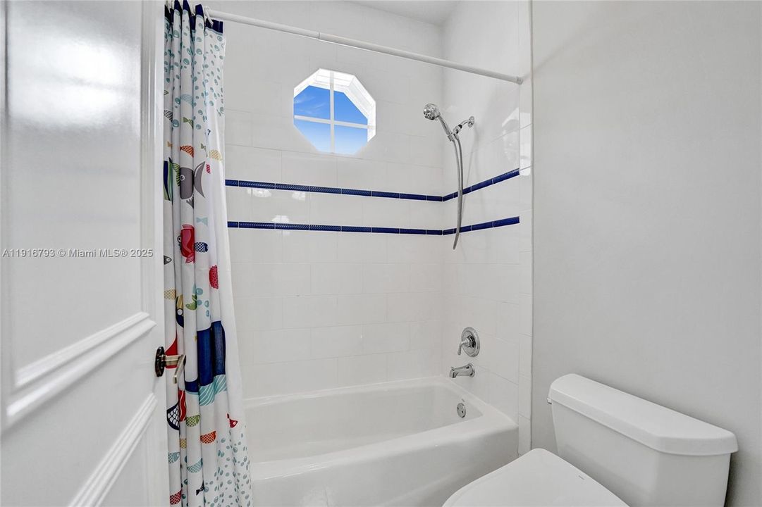 En Venta: $1,650,000 (4 camas, 3 baños, 2700 Pies cuadrados)