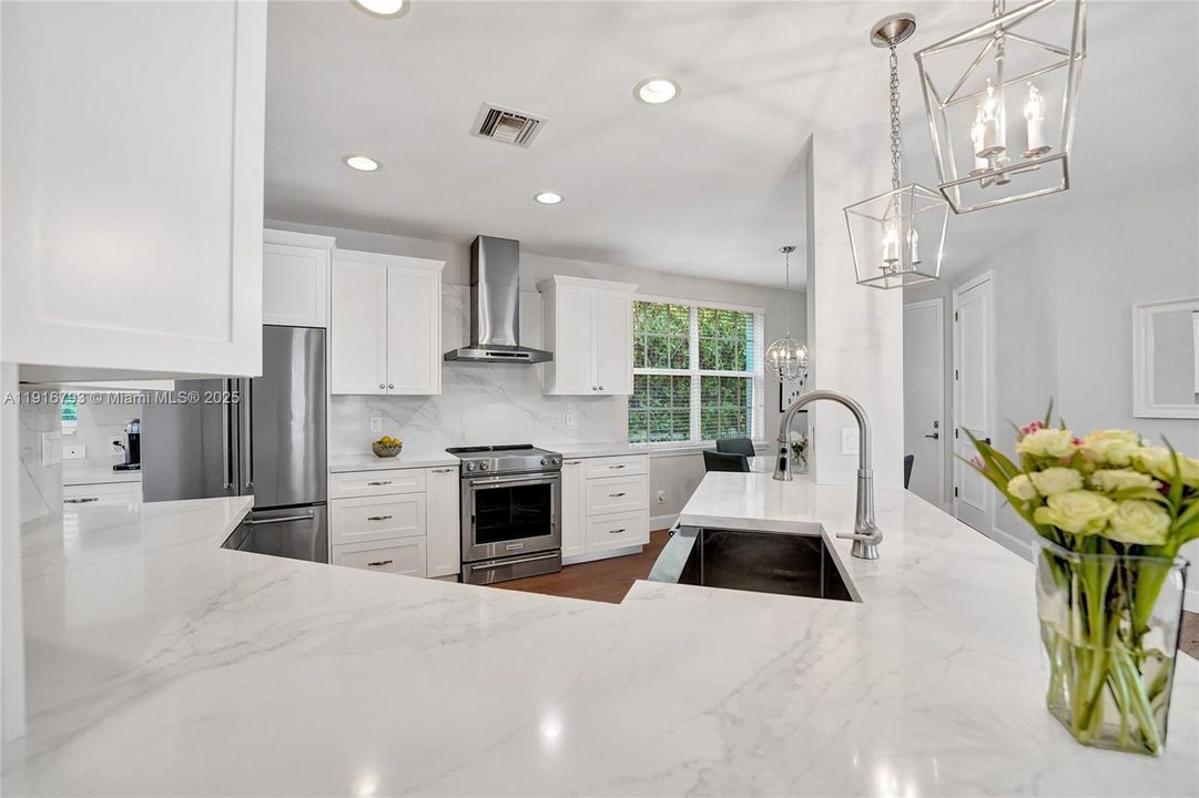 En Venta: $1,650,000 (4 camas, 3 baños, 2700 Pies cuadrados)