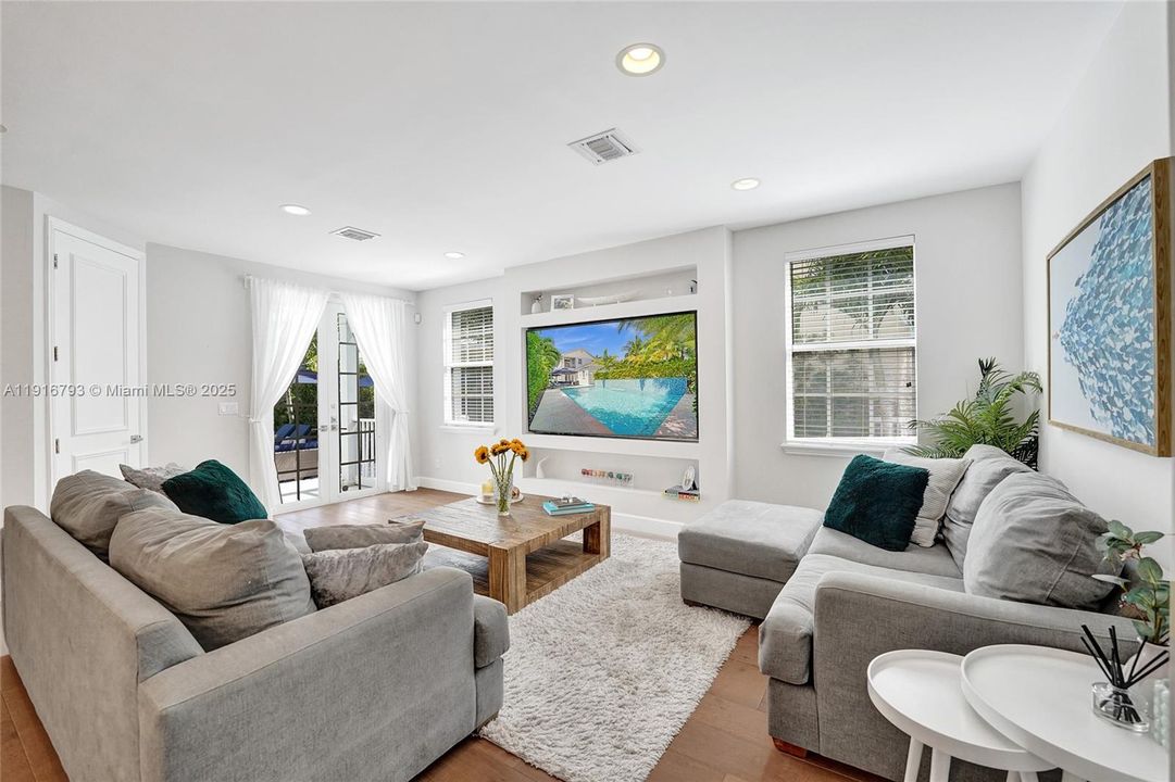 En Venta: $1,650,000 (4 camas, 3 baños, 2700 Pies cuadrados)