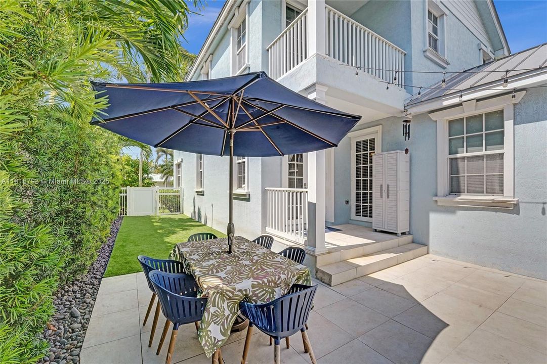 En Venta: $1,650,000 (4 camas, 3 baños, 2700 Pies cuadrados)