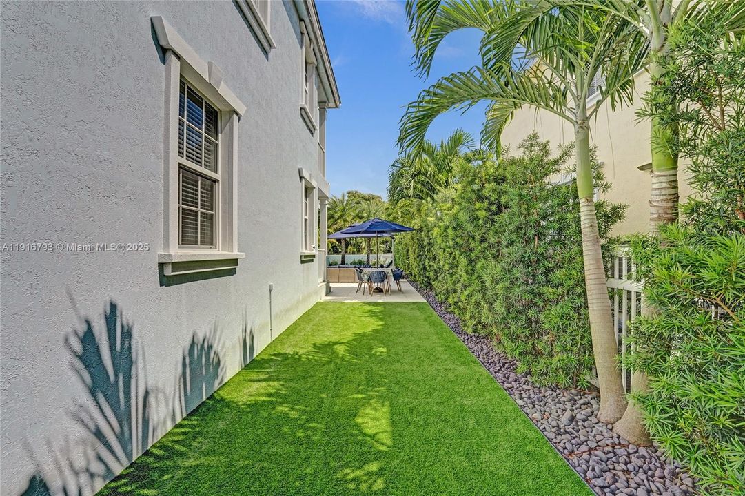 En Venta: $1,650,000 (4 camas, 3 baños, 2700 Pies cuadrados)