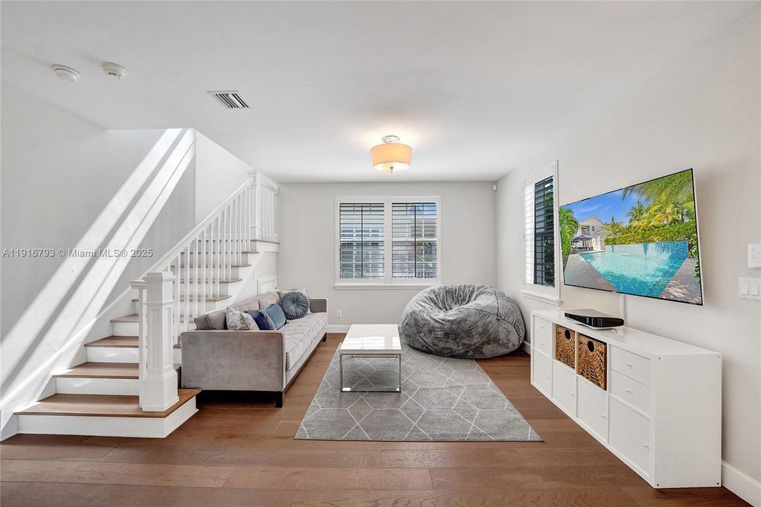 En Venta: $1,650,000 (4 camas, 3 baños, 2700 Pies cuadrados)