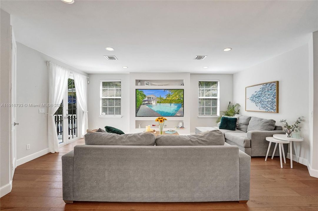 En Venta: $1,650,000 (4 camas, 3 baños, 2700 Pies cuadrados)