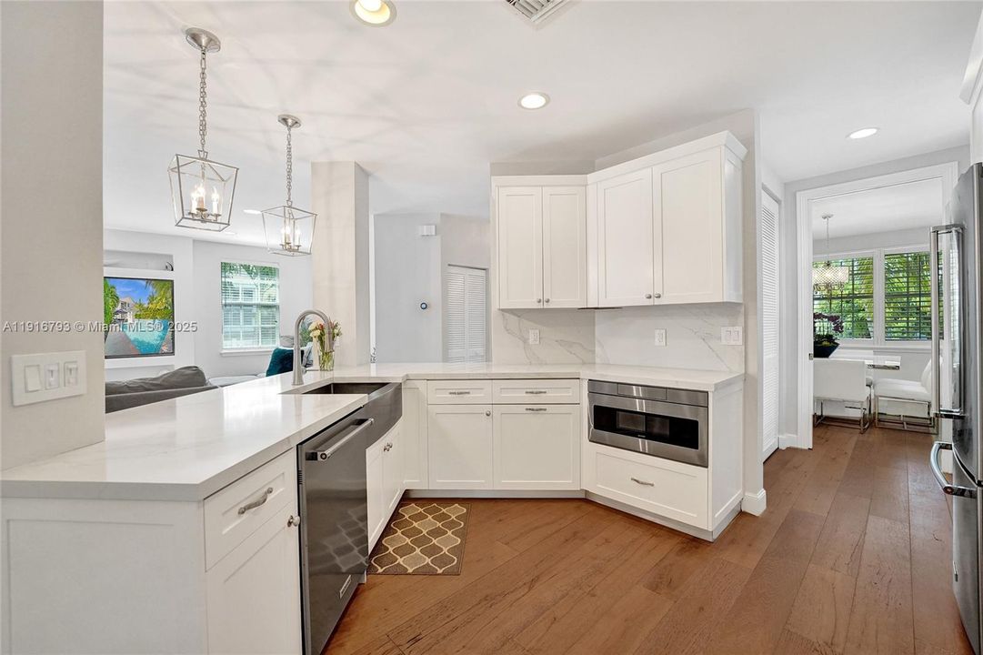 En Venta: $1,650,000 (4 camas, 3 baños, 2700 Pies cuadrados)