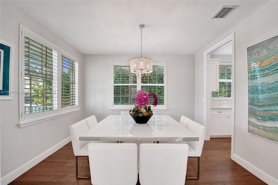 En Venta: $1,650,000 (4 camas, 3 baños, 2700 Pies cuadrados)