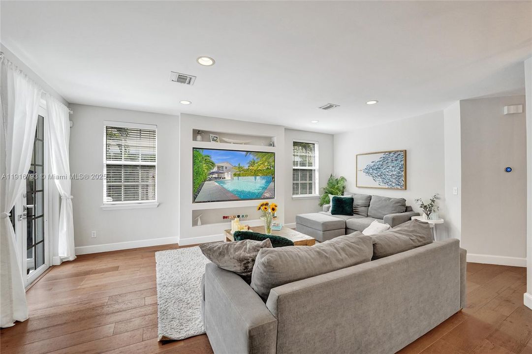 En Venta: $1,650,000 (4 camas, 3 baños, 2700 Pies cuadrados)