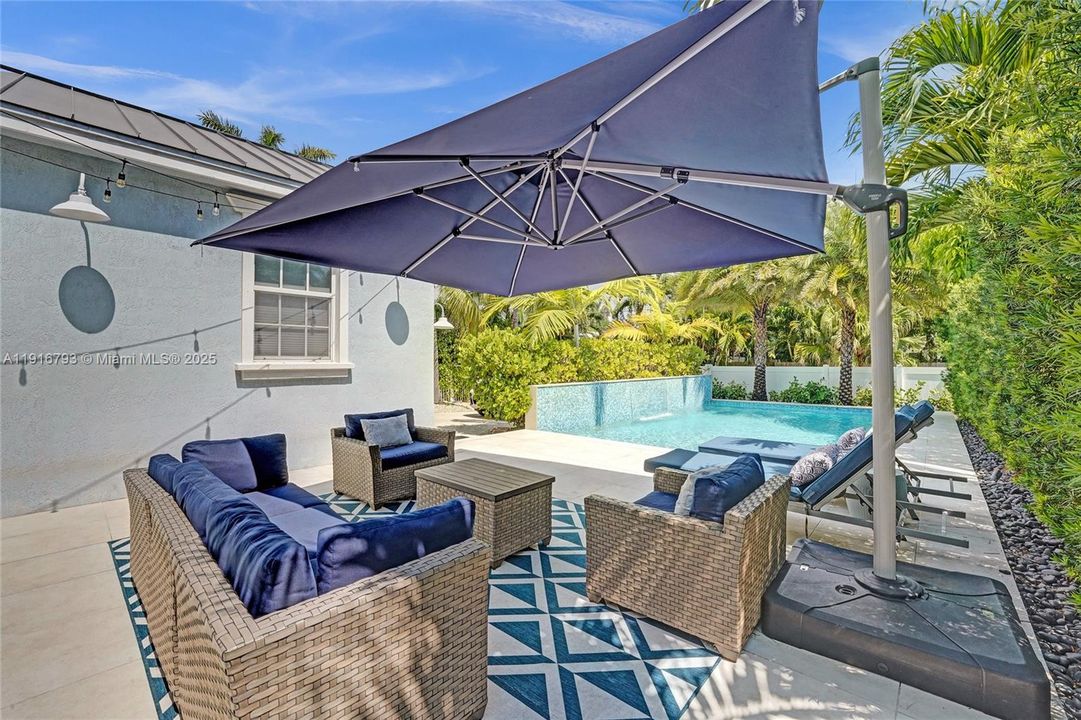 En Venta: $1,650,000 (4 camas, 3 baños, 2700 Pies cuadrados)