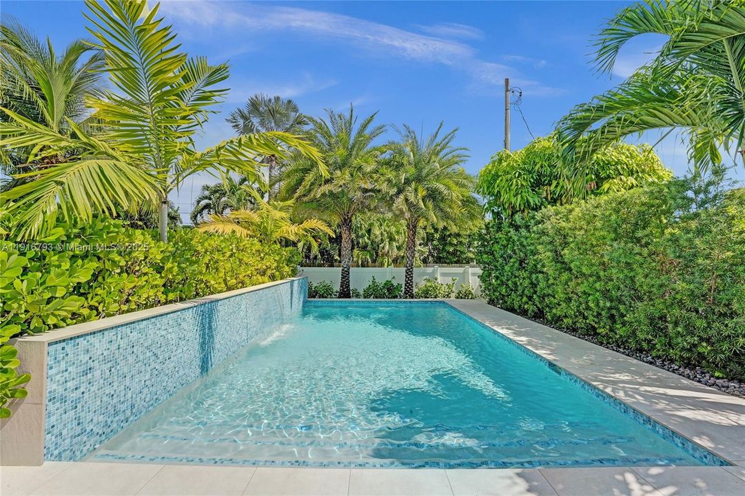 En Venta: $1,650,000 (4 camas, 3 baños, 2700 Pies cuadrados)