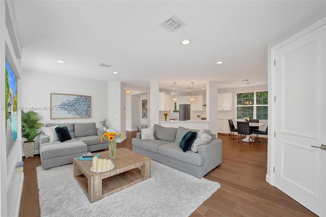 En Venta: $1,650,000 (4 camas, 3 baños, 2700 Pies cuadrados)