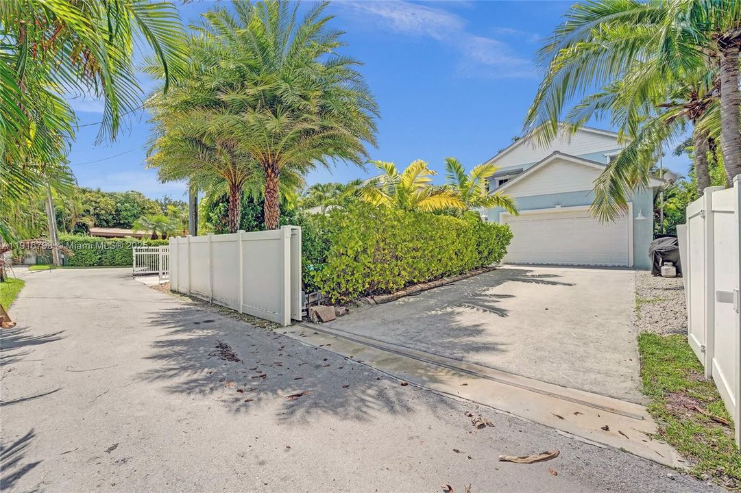 En Venta: $1,650,000 (4 camas, 3 baños, 2700 Pies cuadrados)