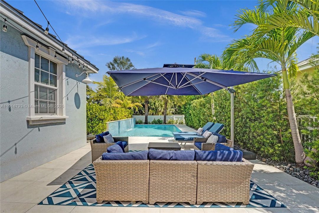 En Venta: $1,650,000 (4 camas, 3 baños, 2700 Pies cuadrados)